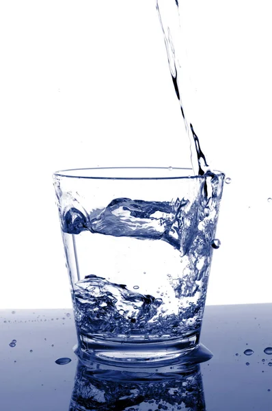 Enchendo um copo com água — Fotografia de Stock