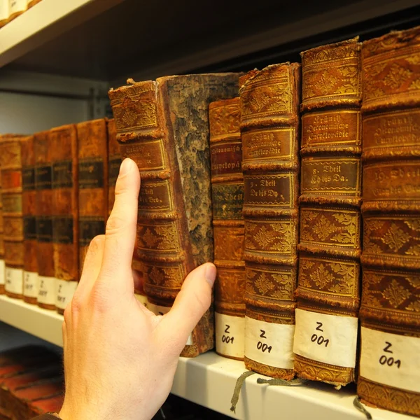 Старі книги в бібліотеці — стокове фото