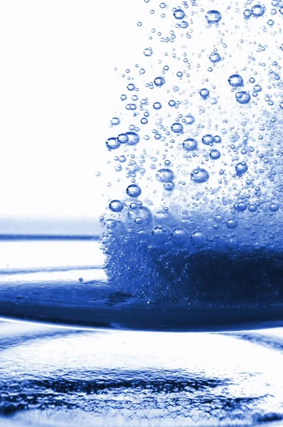 Comprimé dans de l'eau en verre — Photo