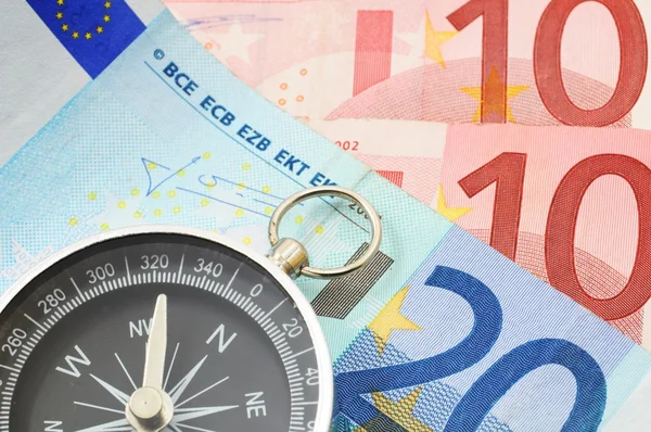 Euro dinero y brújula — Foto de Stock