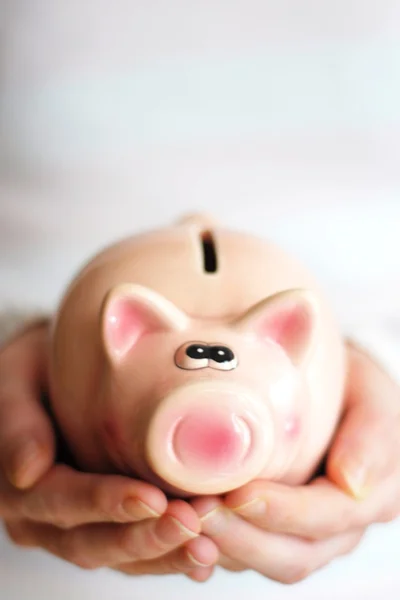 Sparen auf dem Sparschwein — Stockfoto