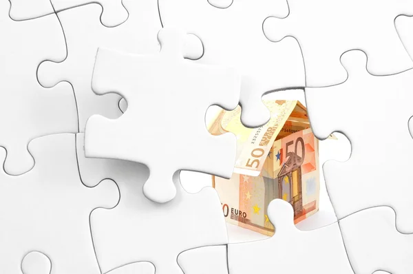 Puzzle és pénzt ház — Stock Fotó