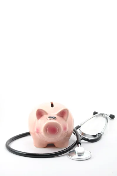 Stethoscoop en piggy bank — Stockfoto