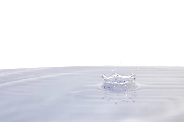 Su damlası beyaza izole edilmiş — Stok fotoğraf