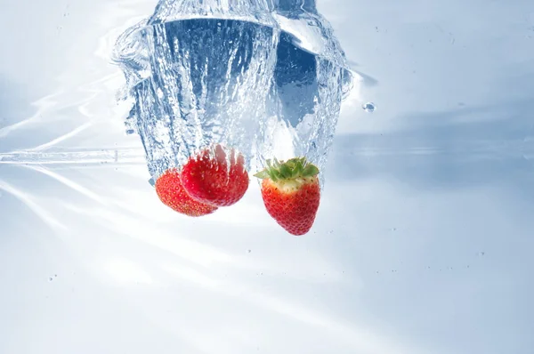 Buah strawbarry dalam air — Stok Foto