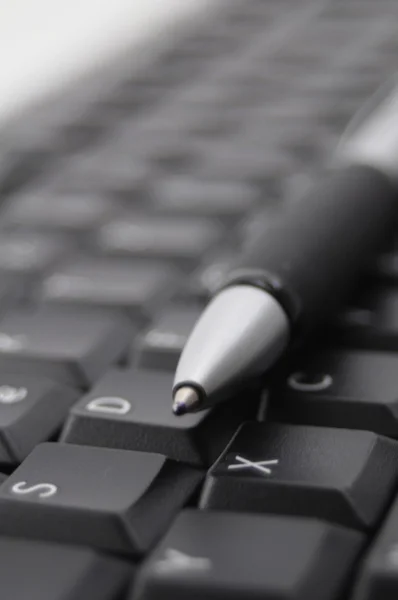 Pen en toetsenbord — Stockfoto