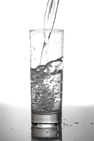 Gelas air yang dituangkan — Stok Foto