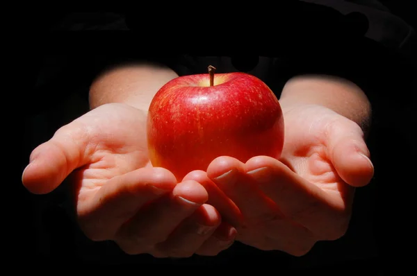 Рука с яблоком — стоковое фото