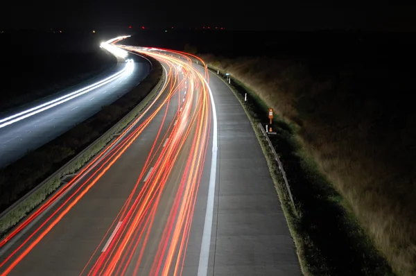 Motorvägen på natten med trafik — Stockfoto