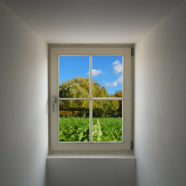 Okna i natura — Zdjęcie stockowe