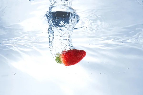Fruta de fresa en agua —  Fotos de Stock