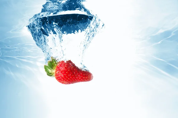 水の中のイチゴ — ストック写真