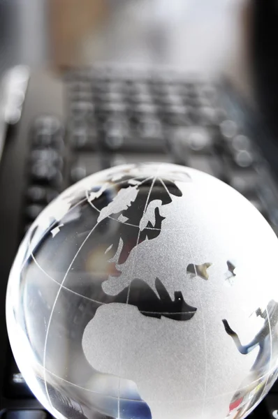 Globe och tangentbord — Stockfoto