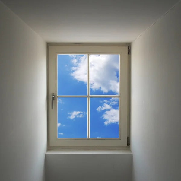 Окно и голубое небо — стоковое фото