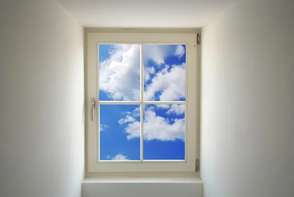 Παράθυρο και μπλε ουρανό — Φωτογραφία Αρχείου