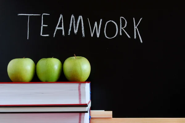 Trabalho em equipa e chalkboard — Fotografia de Stock