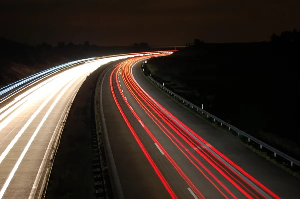 Autobahn bei Nacht mit Verkehr — Stockfoto