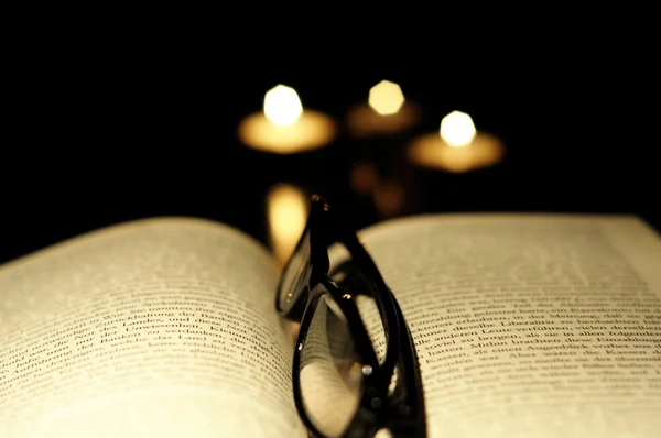 Книжные свечи и стаканы — стоковое фото