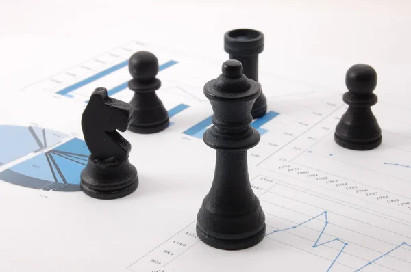 Šachy muž nad obchodní graf — Stock fotografie