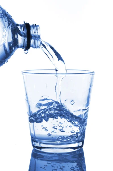 Mengisi gelas dengan air — Stok Foto