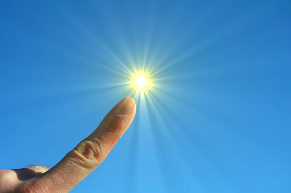 El parmakları gökyüzü ve güneş — Stok fotoğraf