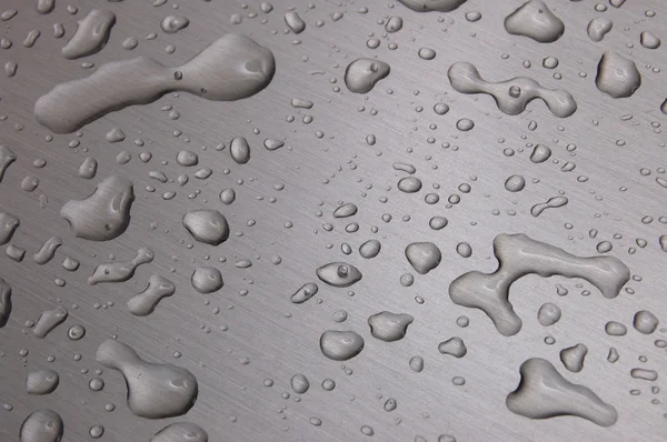 Gotas de água na superfície do metal — Fotografia de Stock