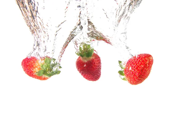 Плоды клубники в воде — стоковое фото