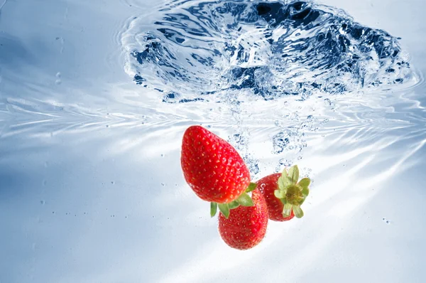 Fresa en agua —  Fotos de Stock