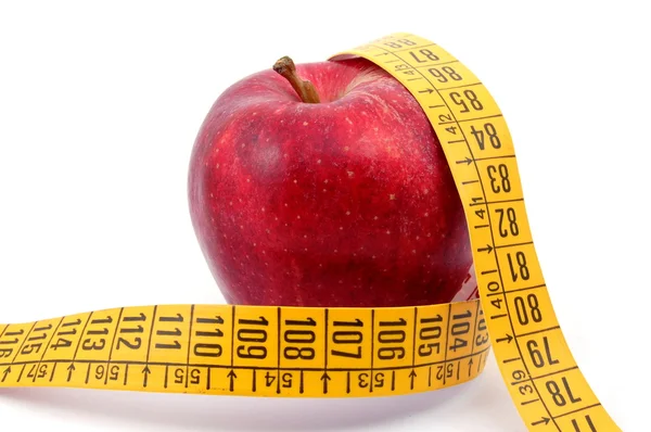 Яблоко и измерительная лента на белом — стоковое фото