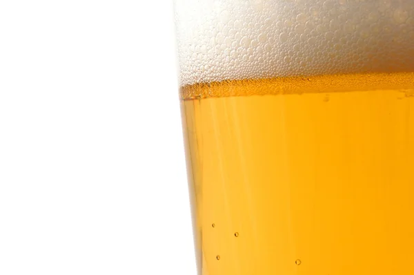 Beyaz arka planda izole edilmiş bir bardak bira. — Stok fotoğraf
