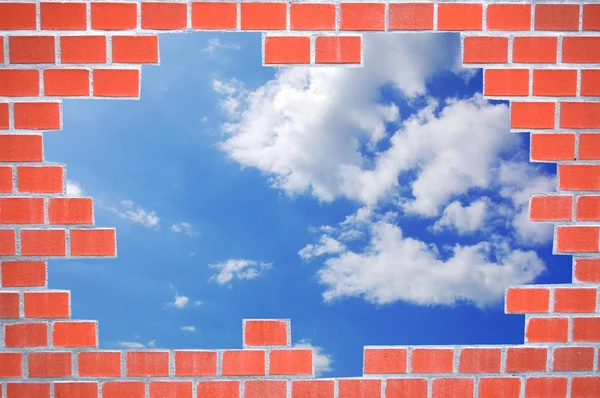 Tuğla duvar ve gökyüzü — Stok fotoğraf