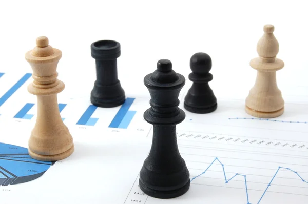 Šachy muž nad obchodní graf — Stock fotografie