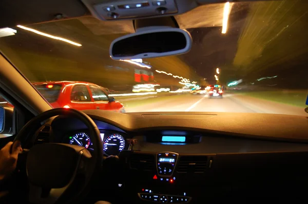Araba hareket ile gece sürücü — Stok fotoğraf