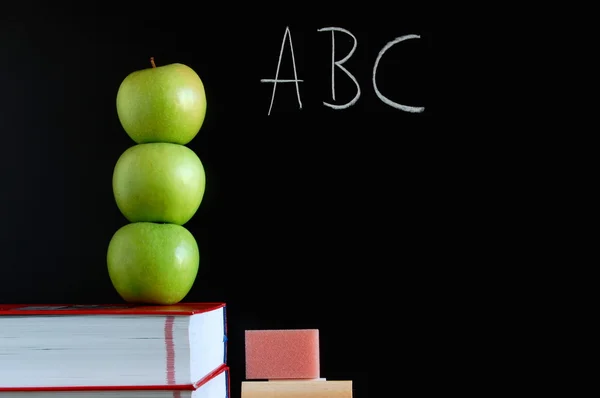 Blackboard і яблука — стокове фото