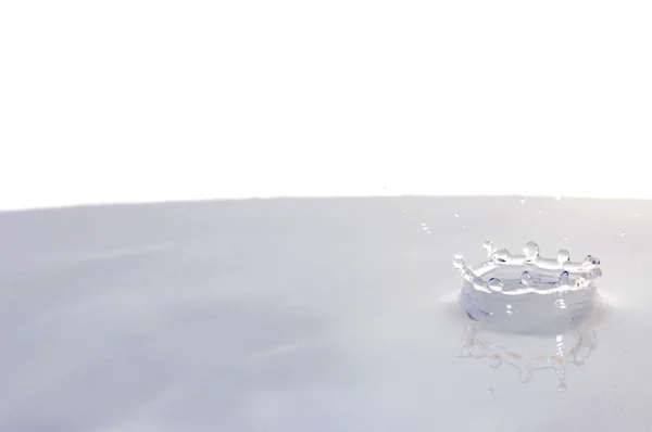 Капля воды изолирована на белом — стоковое фото