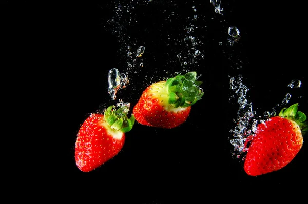 Fresa en agua — Foto de Stock