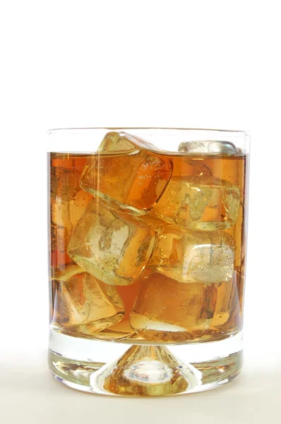 在岩石上的威士忌酒 — 图库照片