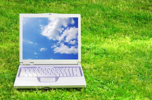 Laptop en blauwe hemel — Stockfoto