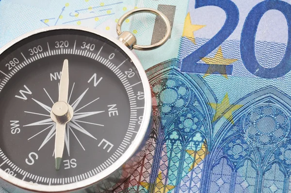 Dinheiro e bússola em euros — Fotografia de Stock