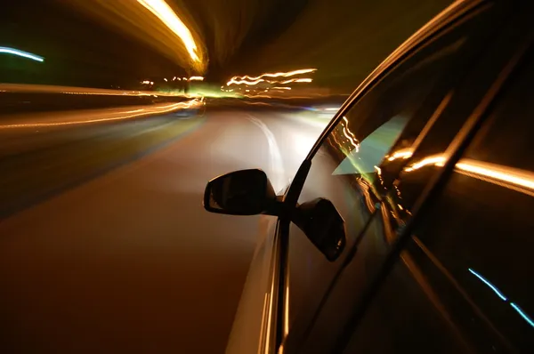 Guida notturna con auto in movimento — Foto Stock