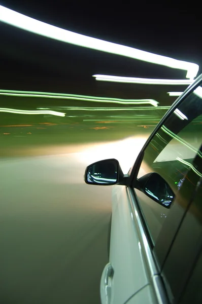 汽车行驶时的夜驱动器 — 图库照片