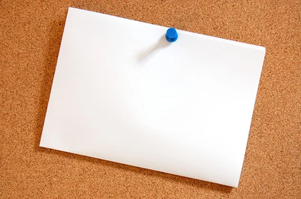 Blank sheet of paper on bulletin board — Stock Photo, Image