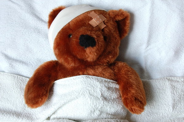 Больной Тедди с травмой в постели
