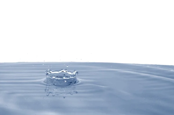 Przelewanie wody kropla — Zdjęcie stockowe