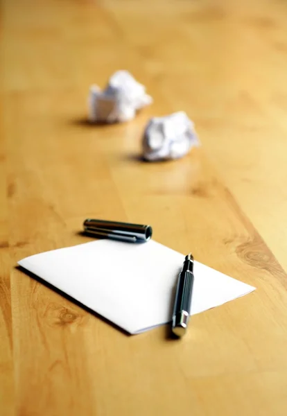 Ручка и бумага — стоковое фото