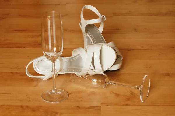 Sexy hoge hak en champagne glas — Stockfoto