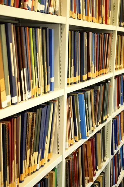 Böcker i ett bibliotek — Stockfoto