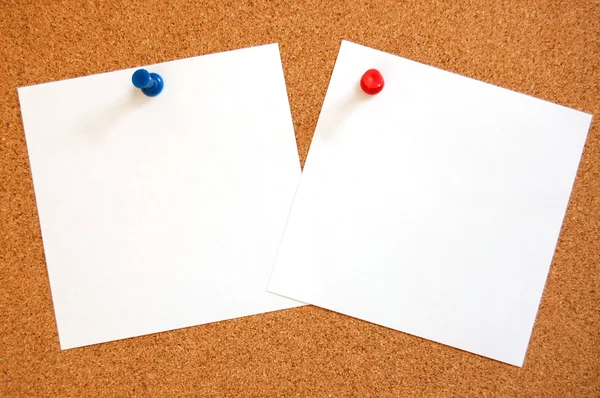 Pusty arkusz papieru z pinezkę — Zdjęcie stockowe