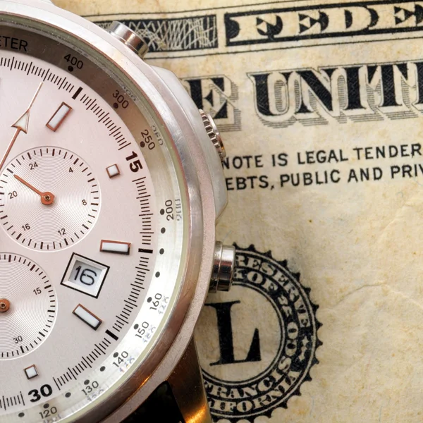 Geld en horloge — Stockfoto