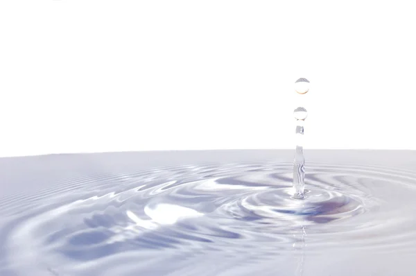 Gota de água isolada em branco — Fotografia de Stock